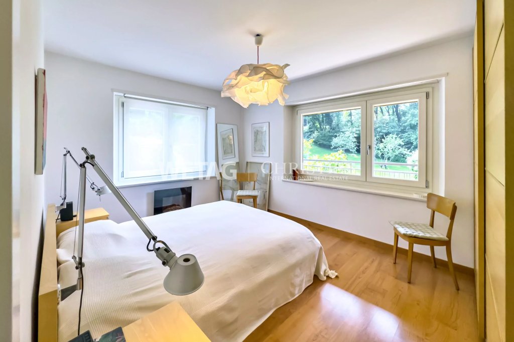 Helles Schlafzimmer mit Blick ins Grüne