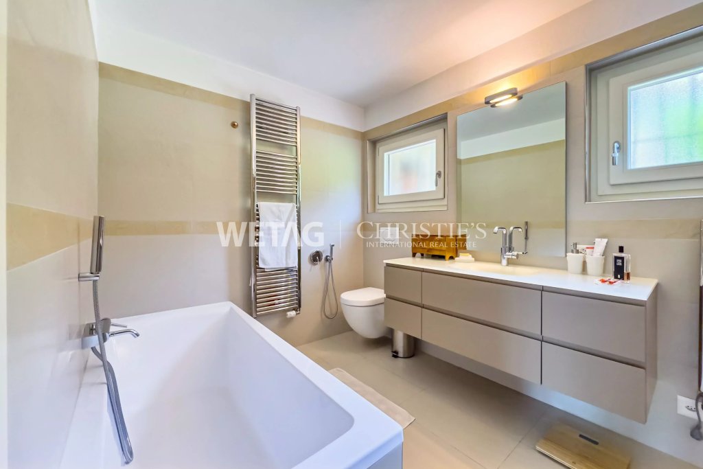 Modernes Badezimmer mit Badewanne und Doppelwaschtisch