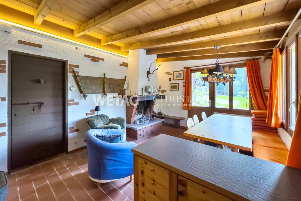 Gemütliches Wohnzimmer mit Kamin und Holzbalkendecke