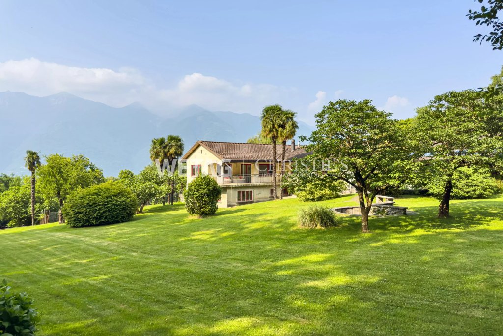 Landsitz mit Bergblick