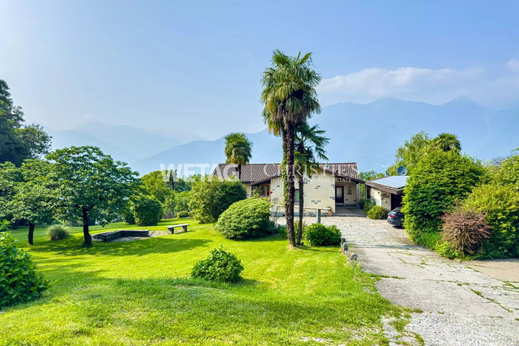 Ländliches Anwesen mit Garten und Bergblick