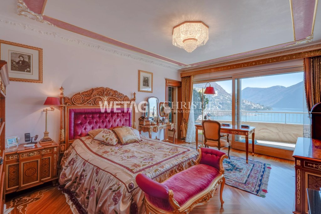 Prunkvolles Schlafzimmer mit Meerblick