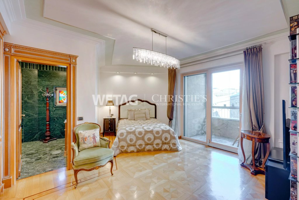 Schlafzimmer mit Balkon und angrenzendem Bad