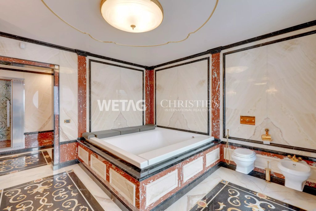 Luxuriöses Badezimmer mit Whirlpool-Badewanne
