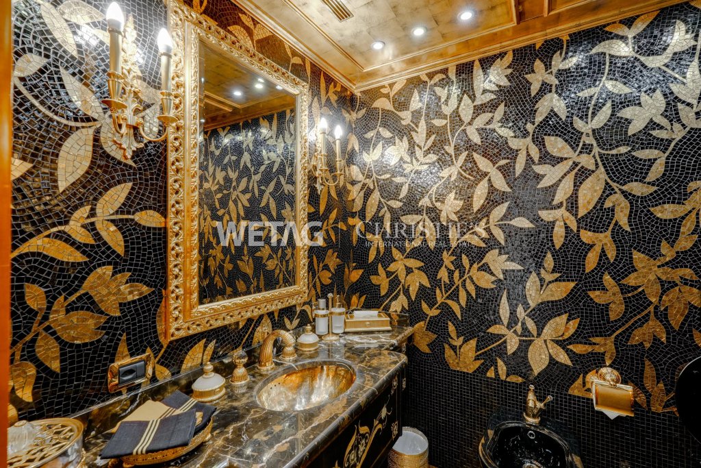 Luxuriöses Gäste-WC mit goldenen Akzenten
