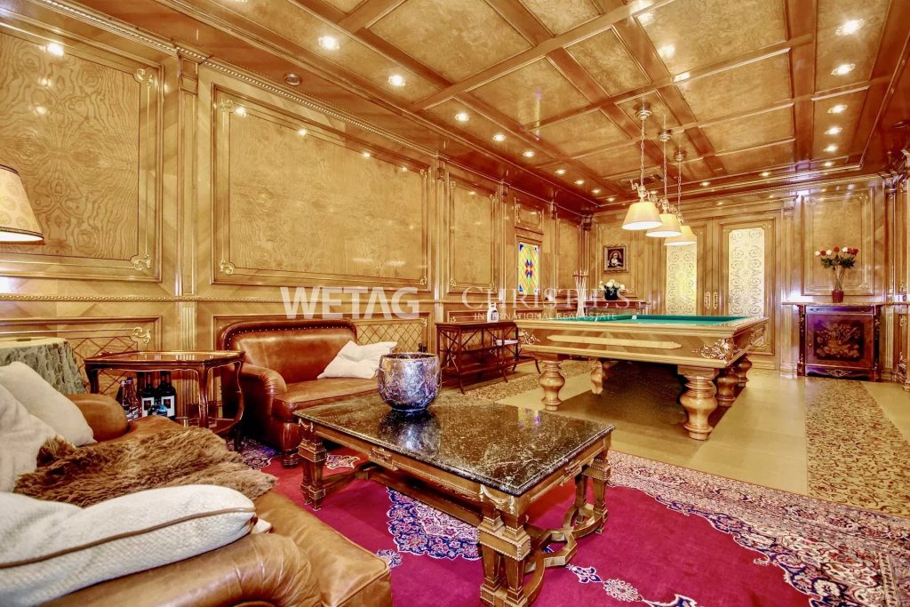 Luxuriöses Wohnzimmer mit Billardtisch