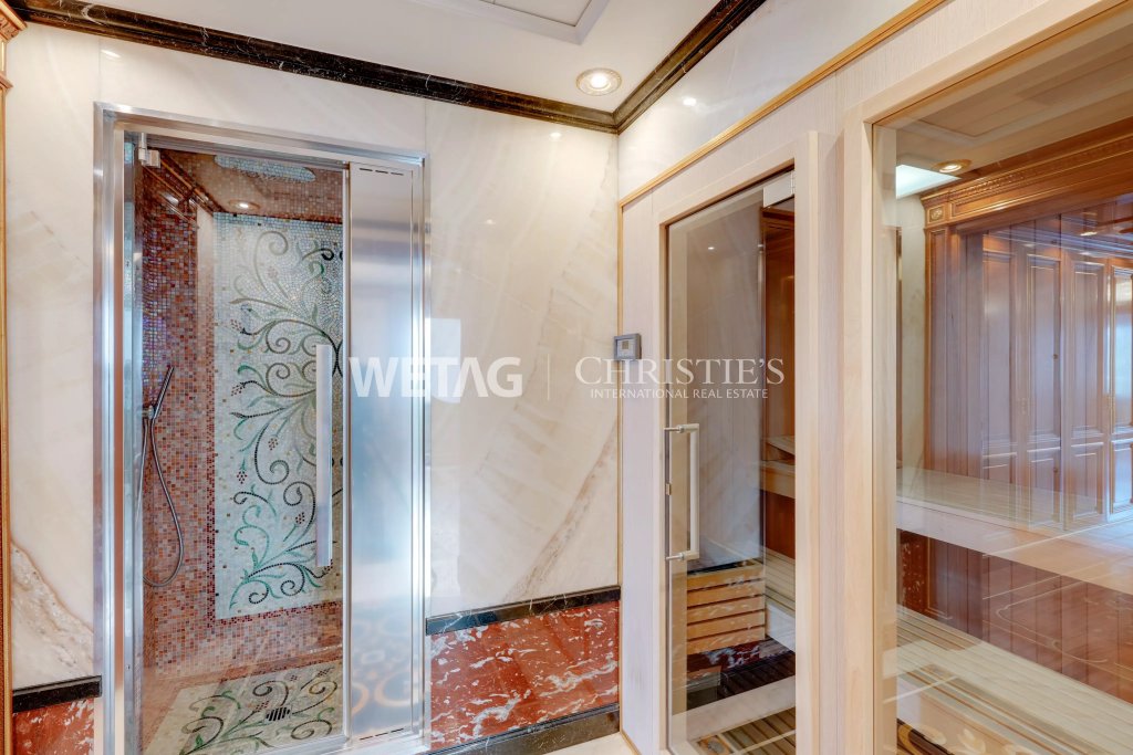 Luxuriöser Spa- und Saunabereich mit Marmor, Glas und Holz