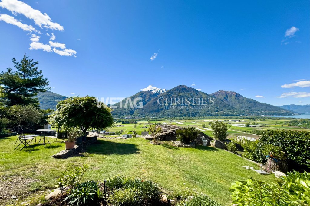 Blick in den Garten mit Bergpanorama