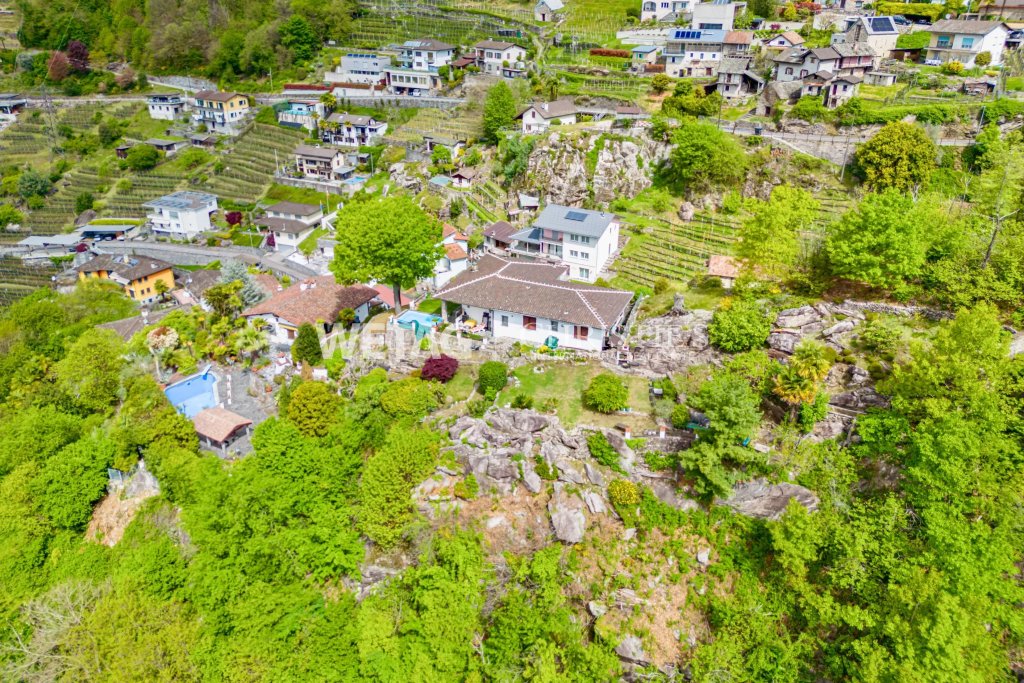 Luftaufnahme eines Hauses in grüner Hanglage