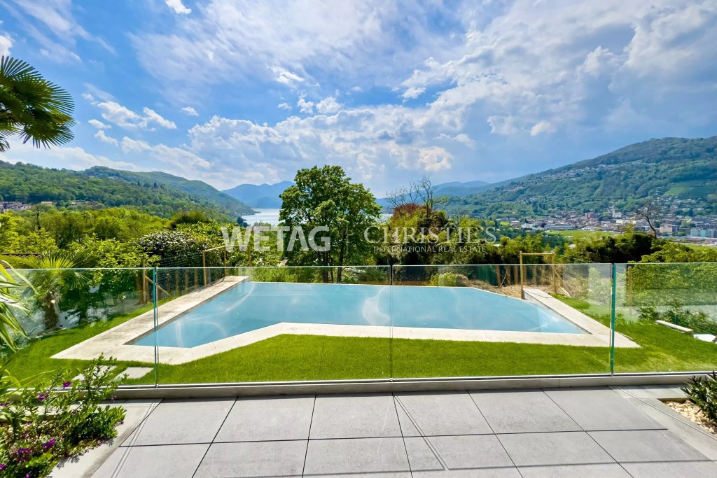 Poolterrasse mit Alpen- und Seeblick