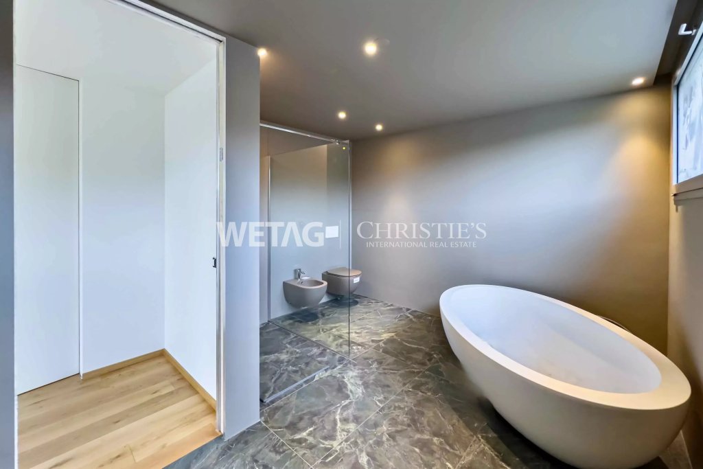 Modernes Badezimmer mit freistehender Badewanne