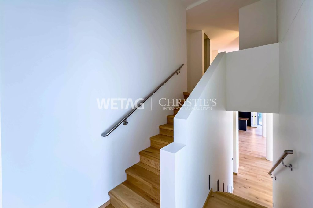 Treppenhaus mit Blick in den Wohnbereich