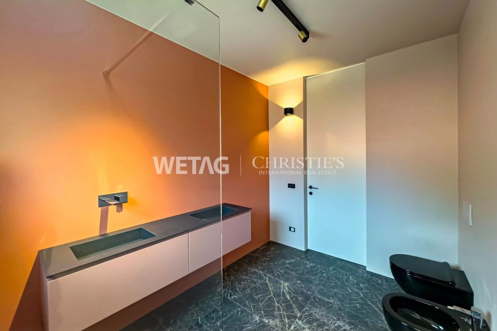 Modernes Badezimmer mit Doppelwaschtisch