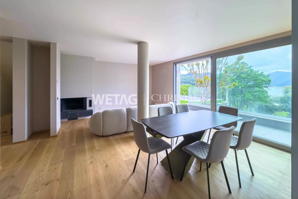Offener Wohn- und Essbereich mit Panoramablick