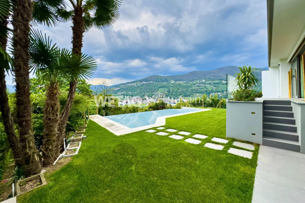 Luxuriöser Außenbereich mit Pool und Bergblick