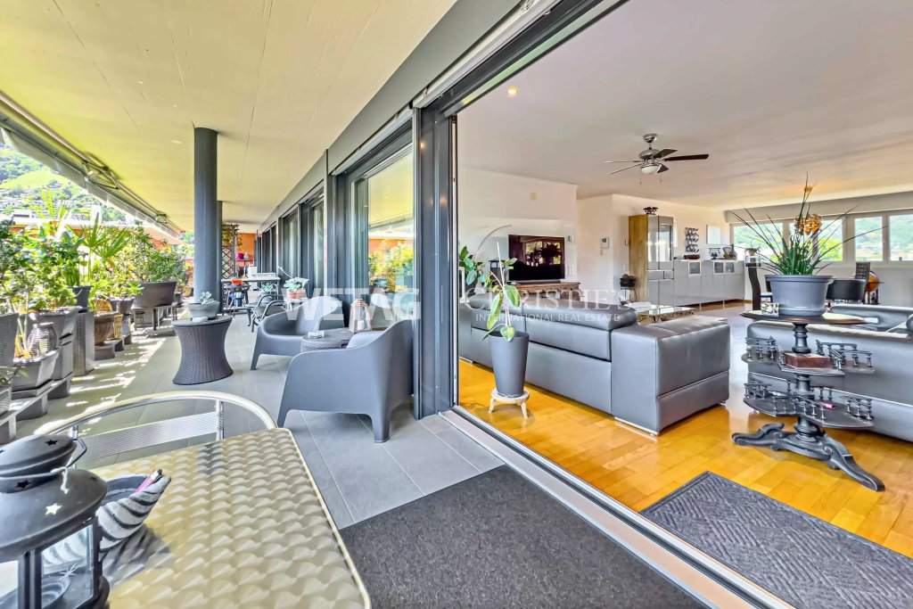 Überdachte Terrasse mit offener Wohnraumsicht