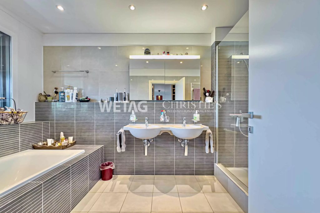 Modernes Badezimmer mit Doppelwaschbecken und Badewanne