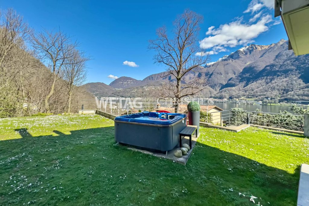 Garten mit Whirlpool und Bergblick
