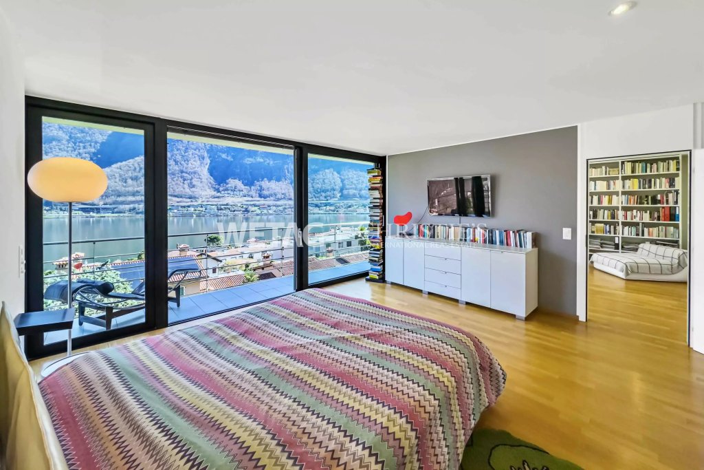 Helles Schlafzimmer mit Panoramablick auf den See