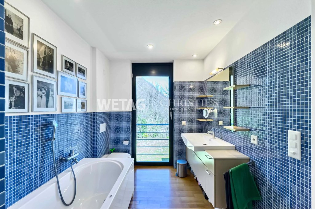 Modernes Badezimmer mit blauen Mosaikfliesen