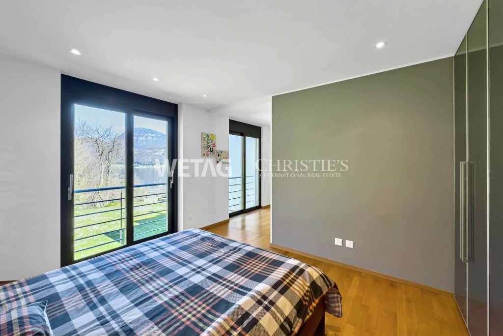 Modernes Schlafzimmer mit Balkonblick