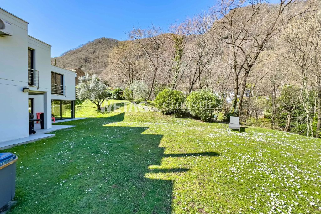Gartenansicht eines modernen Hauses