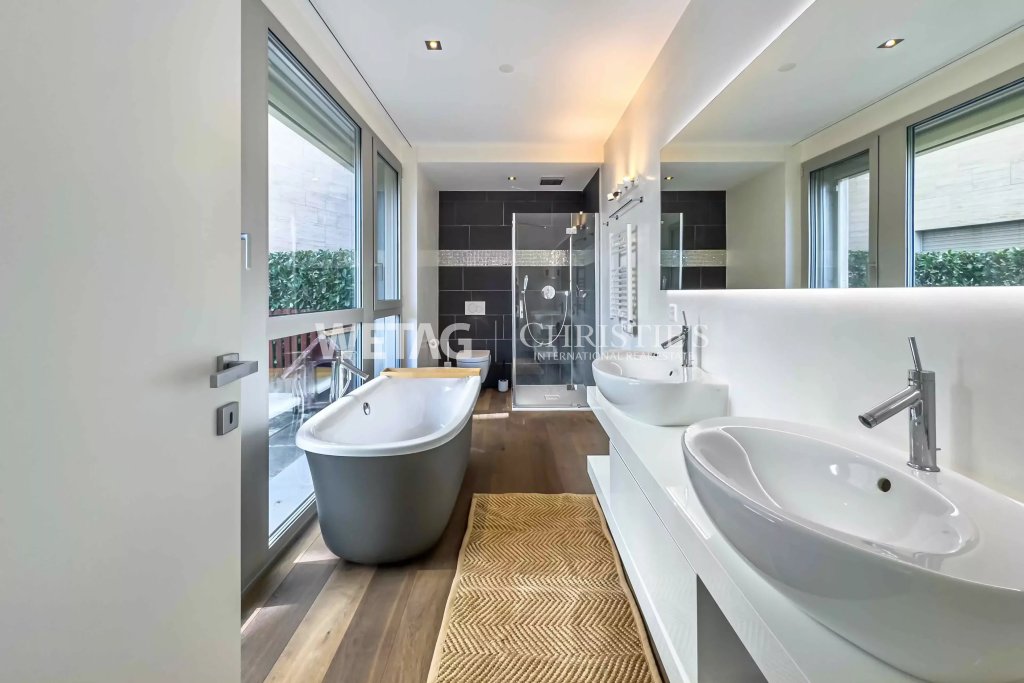 Modernes Badezimmer mit freistehender Wanne und Doppelwaschtisch