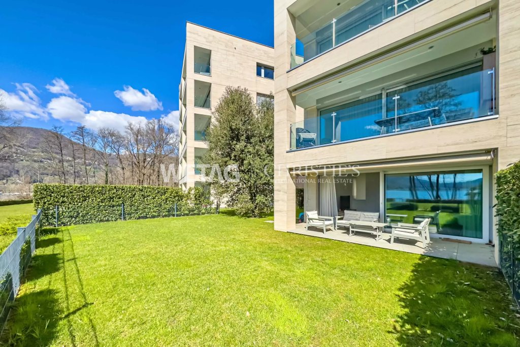 Luxuriöse Außenansicht mit Garten und Balkon