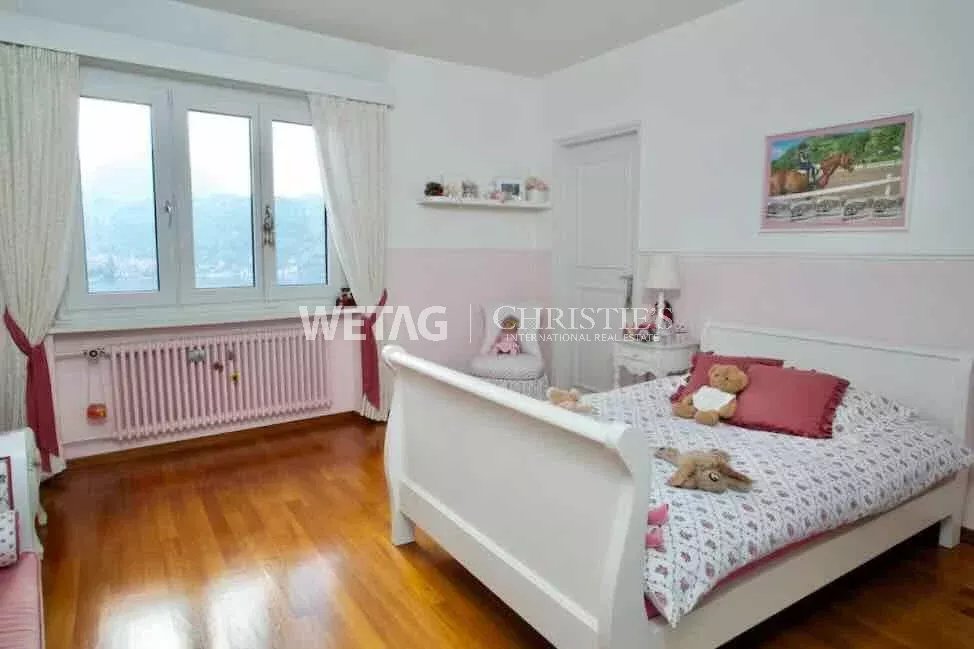 Helles Schlafzimmer mit weiß-rosa Einrichtung