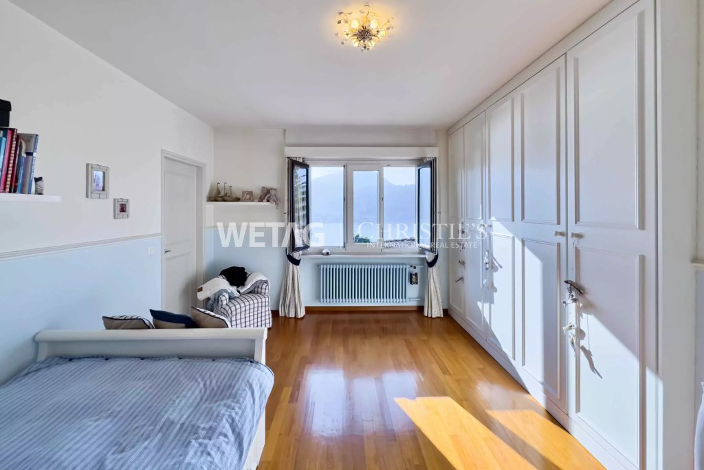 Helles Schlafzimmer mit Einbauschrank und Blick ins Freie