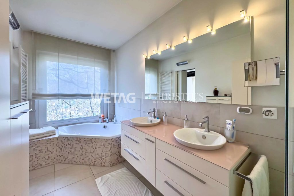 Helles Badezimmer mit Doppelwaschtisch und Badewanne