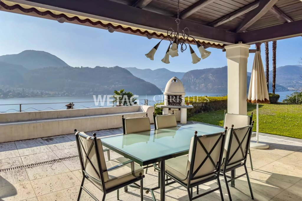 Terrasse mit Seeblick und Bergpanorama