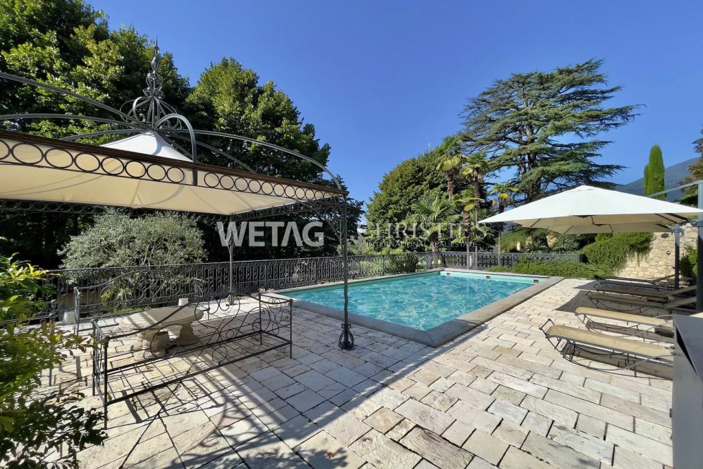 Poolterrasse mit Lounge-Bereich