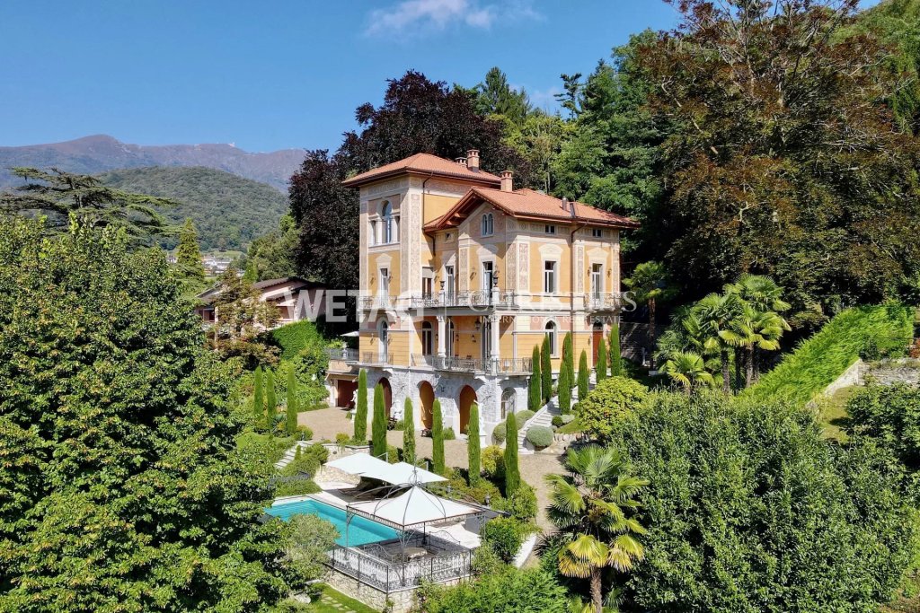 Elegante Villa mit Pool in üppiger Gartenlage