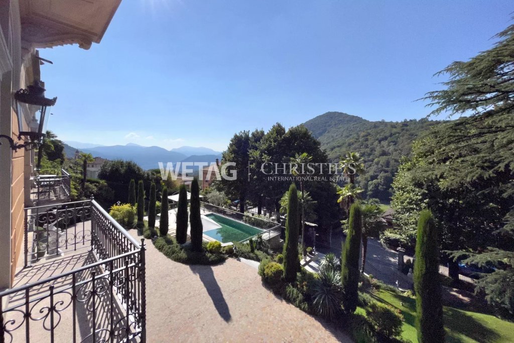 Balkon- und Gartenblick mit Pool und Bergpanorama