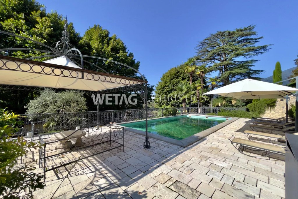 Poolterrasse mit mediterraner Gartenanlage