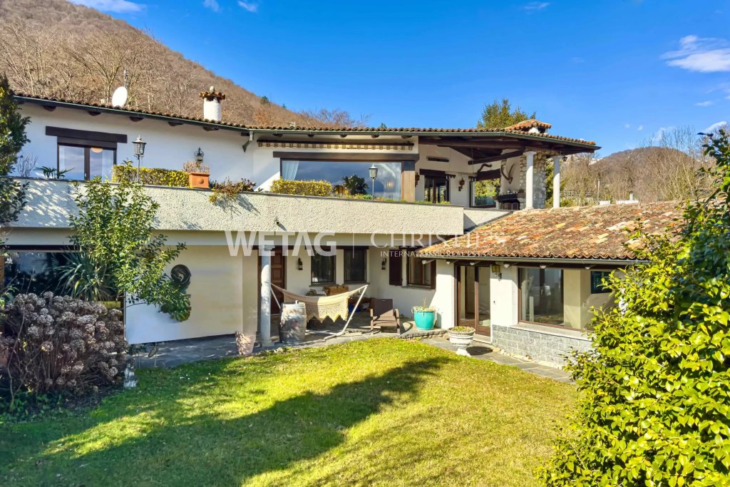 Mediterranes Wohnhaus mit Garten und Terrasse