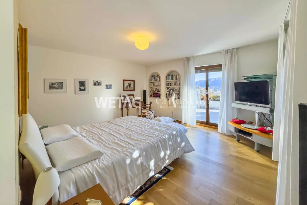 Helles Schlafzimmer mit Balkonblick