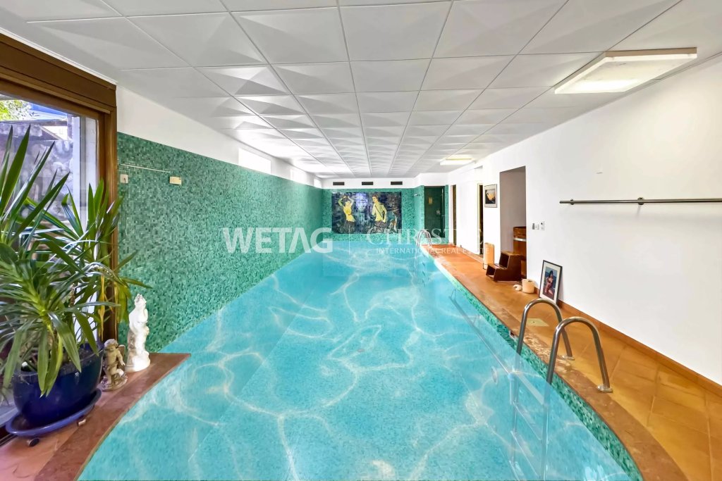 Innenpool mit Loungebereich