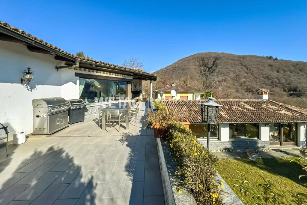 Dachterrasse mit Grill und Bergblick
