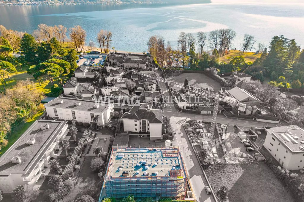 Luftaufnahme eines Seegrundstücks mit Baustelle