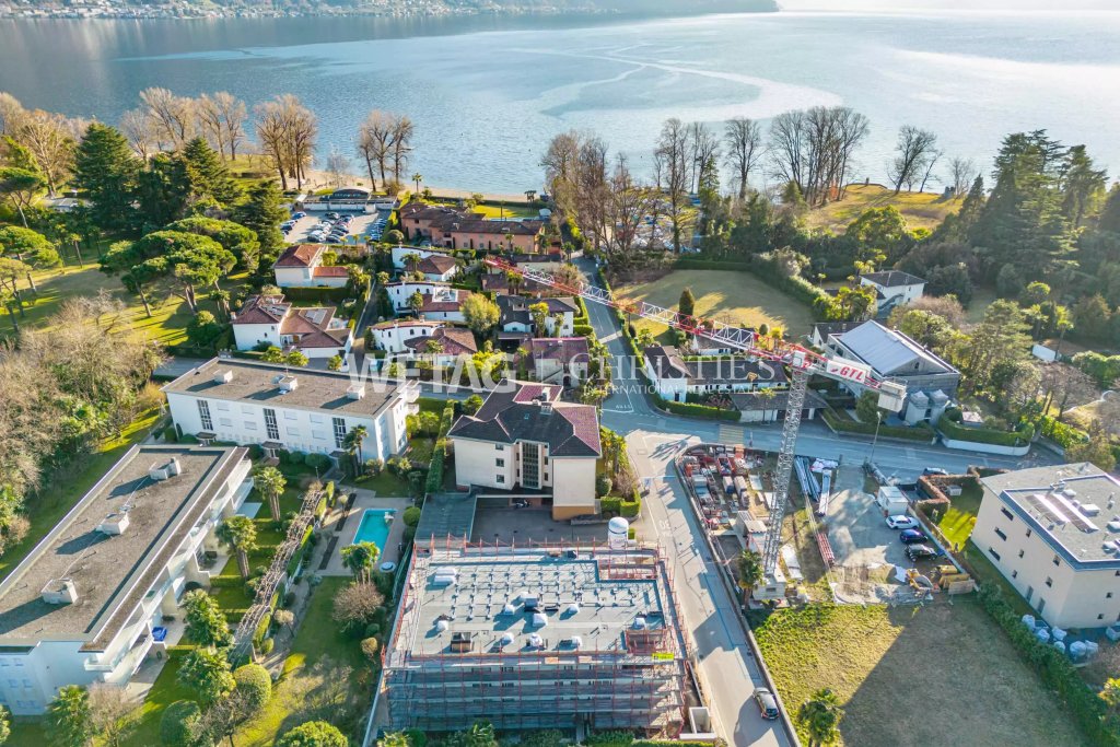 Luftaufnahme eines Wohngebiets am See