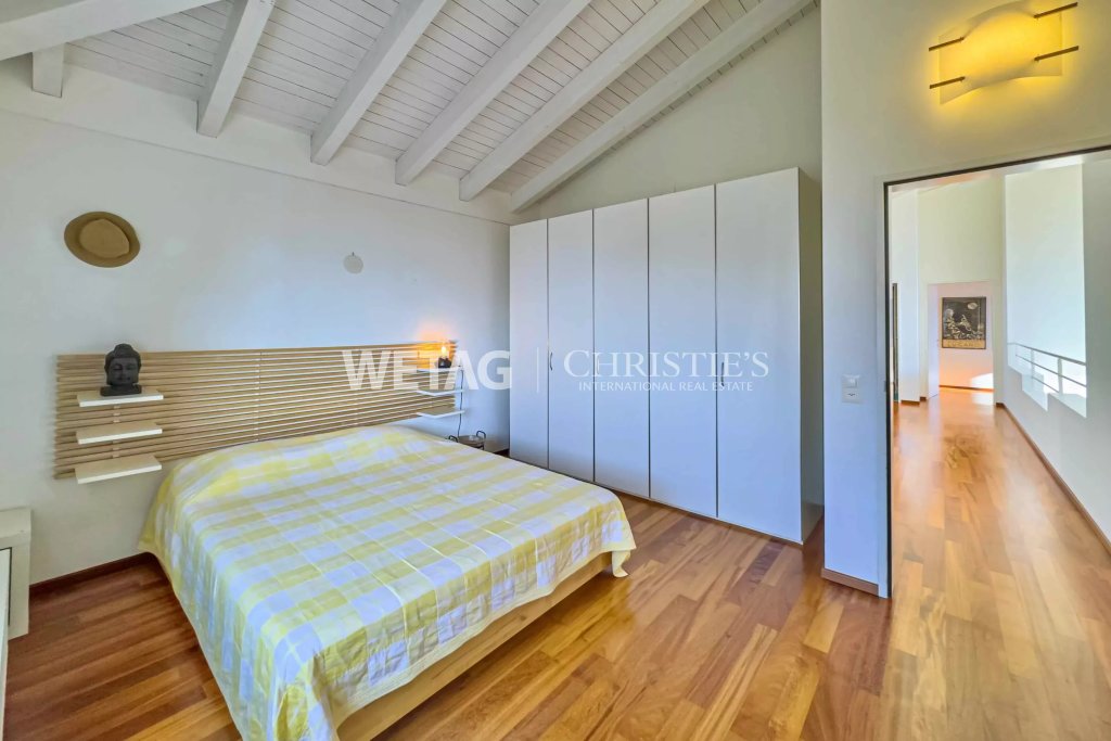 Helles Schlafzimmer mit sichtbarem Dachstuhl
