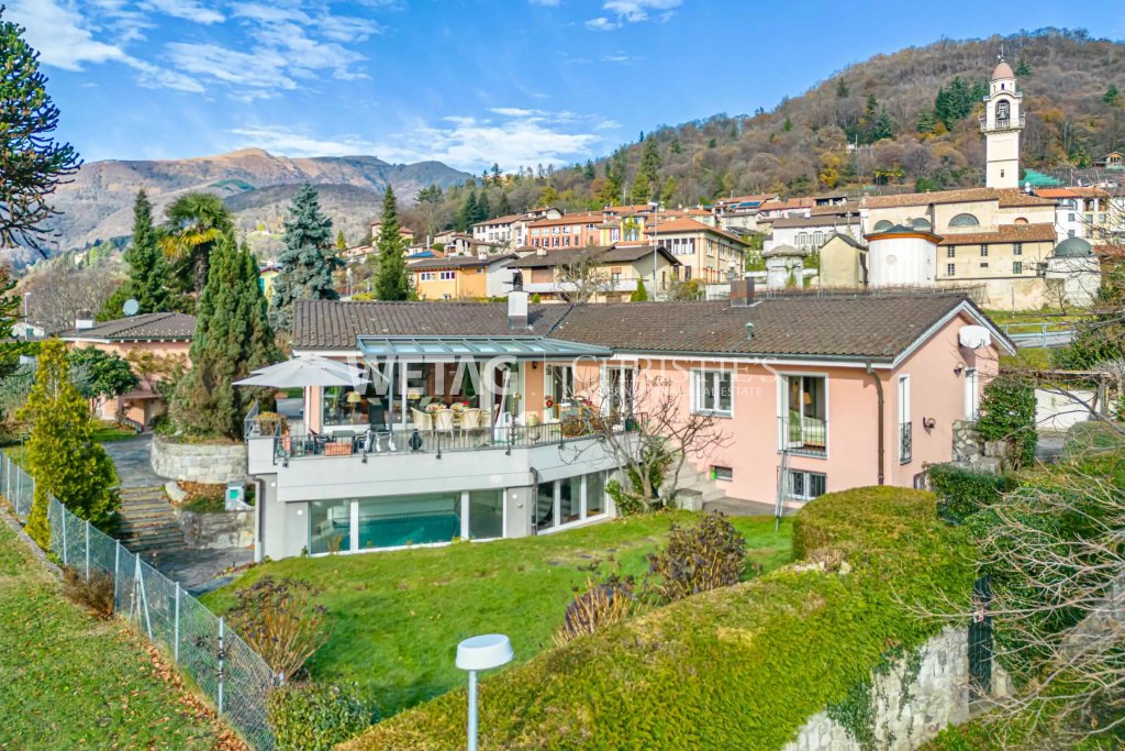 Außenansicht eines Hauses mit Garten und Bergkulisse