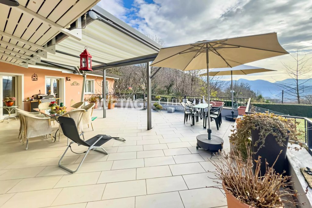 Große überdachte Terrasse mit Bergblick
