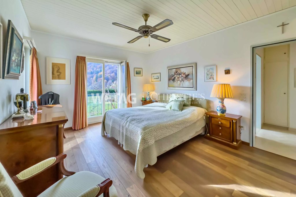 Helles Schlafzimmer mit Balkonblick