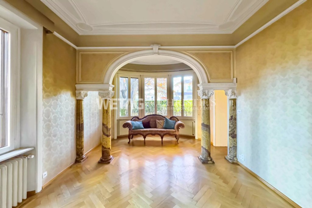 Eleganter Salon mit Erker und Stuckdecke