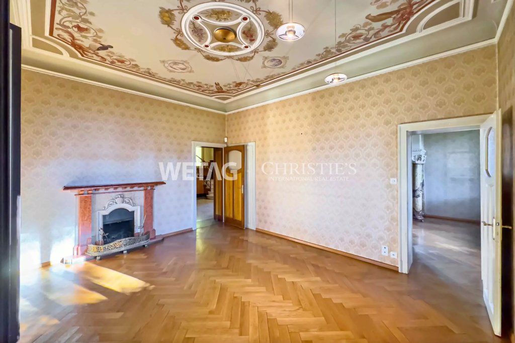 Eleganter Altbau-Wohnraum mit Kamin und Stuckdecke