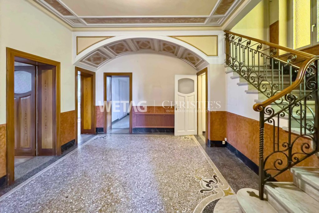 Eleganter Eingangsbereich mit Treppe