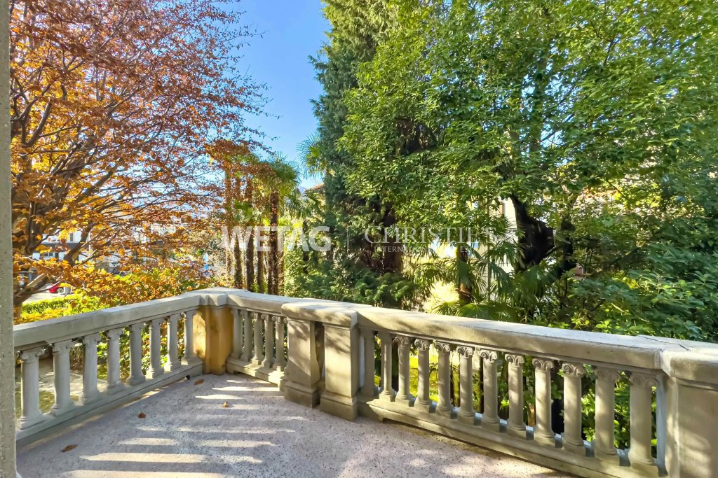 Balkon mit Steinbalustrade und Gartenblick
